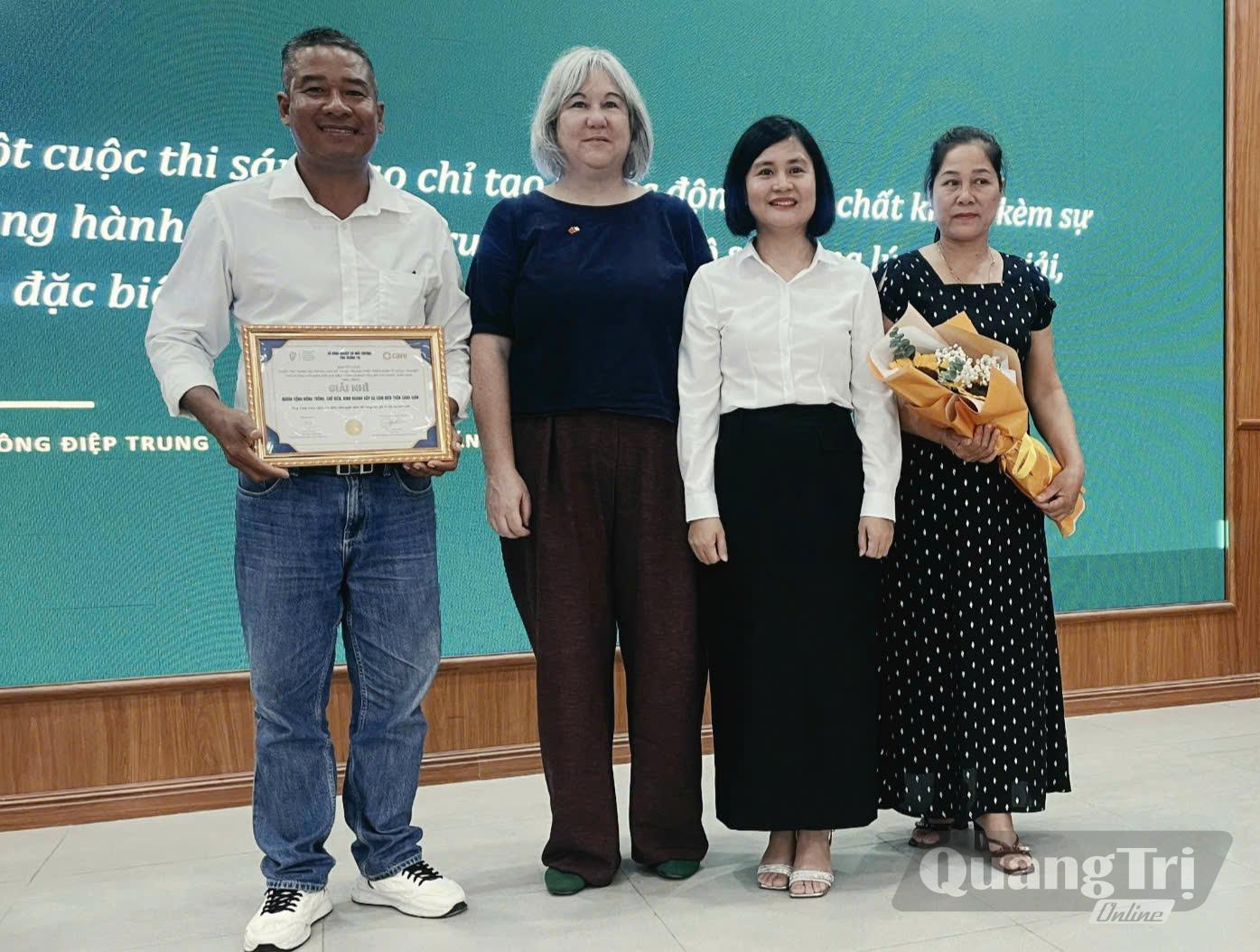 Anh Dương Quốc Vinh nhận giải tại cuộc thi “Sáng tạo khoa học kỹ thuật trong phát triển kinh tế nông nghiệp, thích ứng với biến đổi khí hậu” - Ảnh N.D