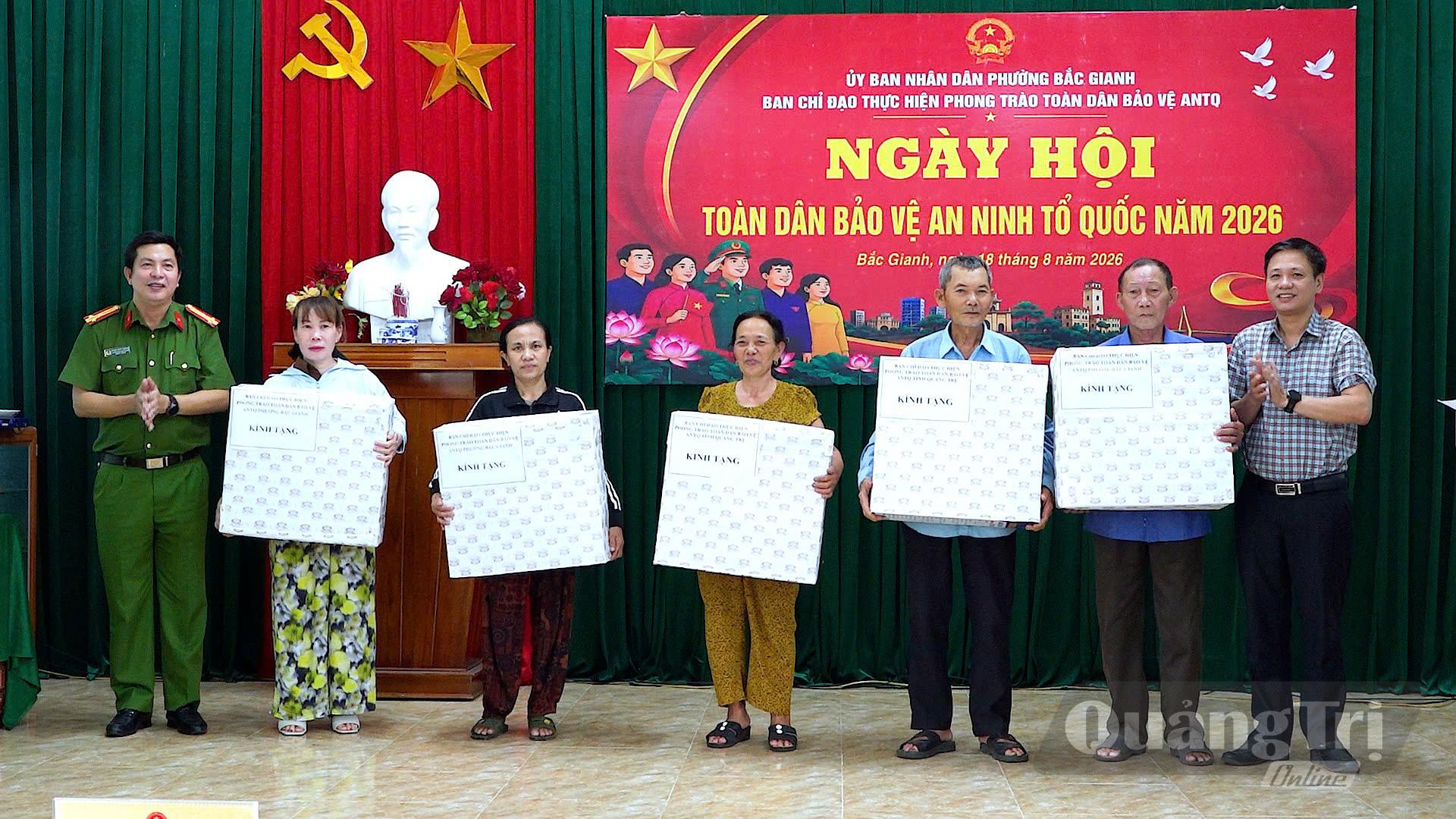 Lãnh đạo UBND phường và Công an phường Bắc Gianh khen thưởng cá nhân có thành tích tiêu biểu trong phong trào Toàn dân bảo vệ an ninh Tổ quốc - Ảnh: N.M