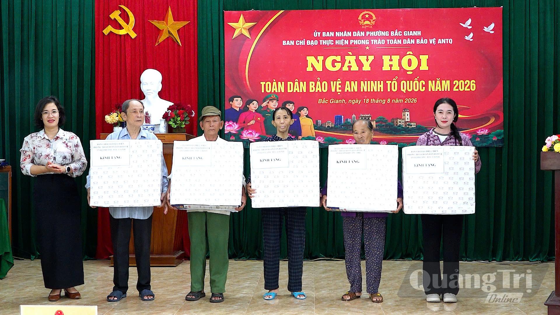 Lãnh đạo phường Bắc Gianh khen thưởng cá nhân có thành tích tiêu biểu trong phong trào Toàn dân bảo vệ an ninh Tổ quốc - Ảnh: N.M