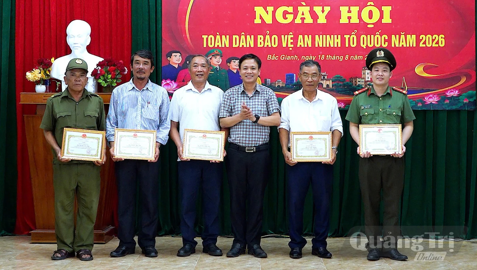 Lãnh đạo phường Bắc Gianh khen thưởng cá nhân có thành tích tiêu biểu trong phong trào Toàn dân bảo vệ an ninh Tổ quốc - Ảnh: N.M