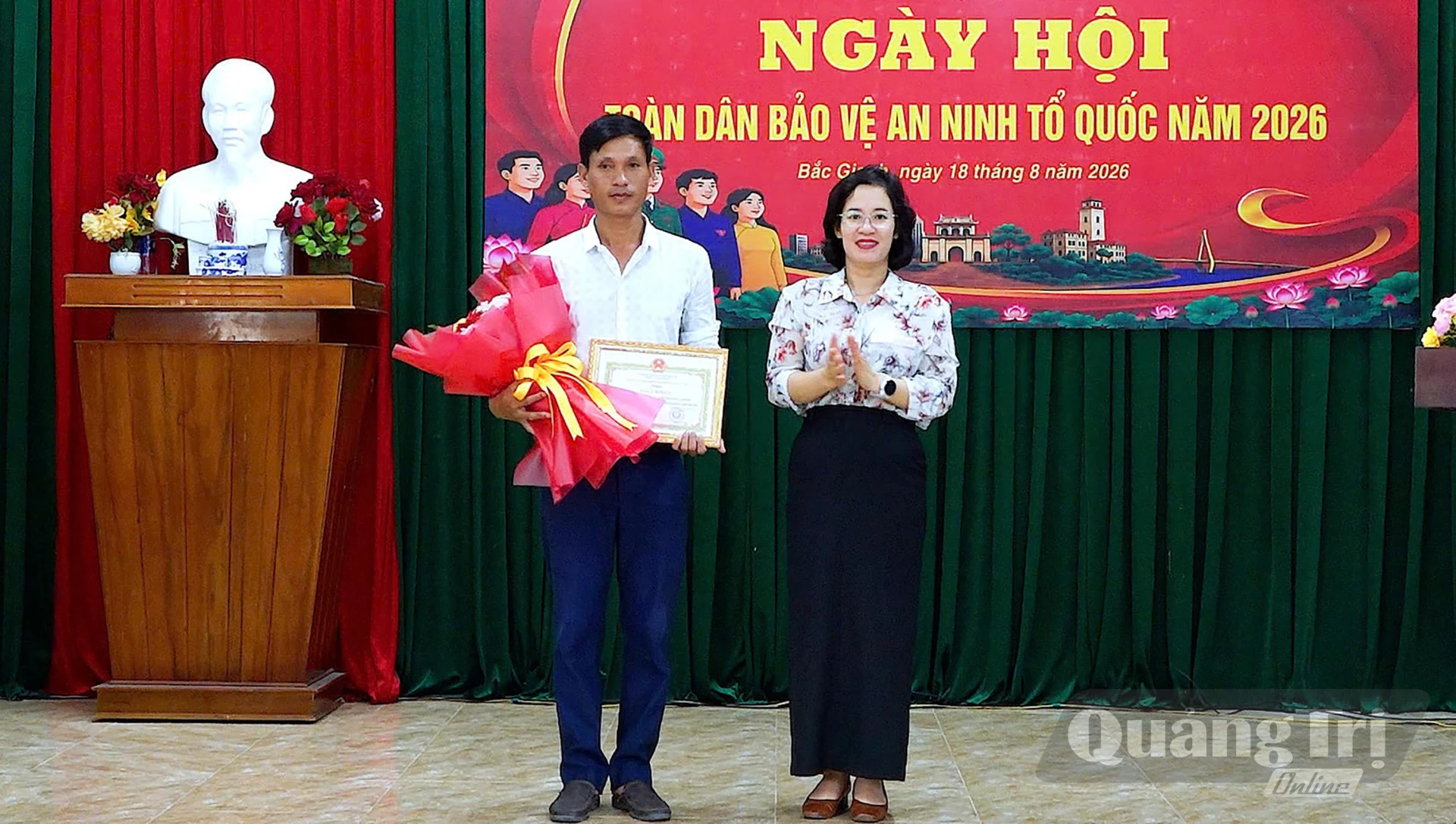 Lãnh đạo phường Bắc Gianh khen thưởng tập thể có thành tích tiêu biểu trong phong trào Toàn dân bảo vệ an ninh Tổ quốc - Ảnh: N.M