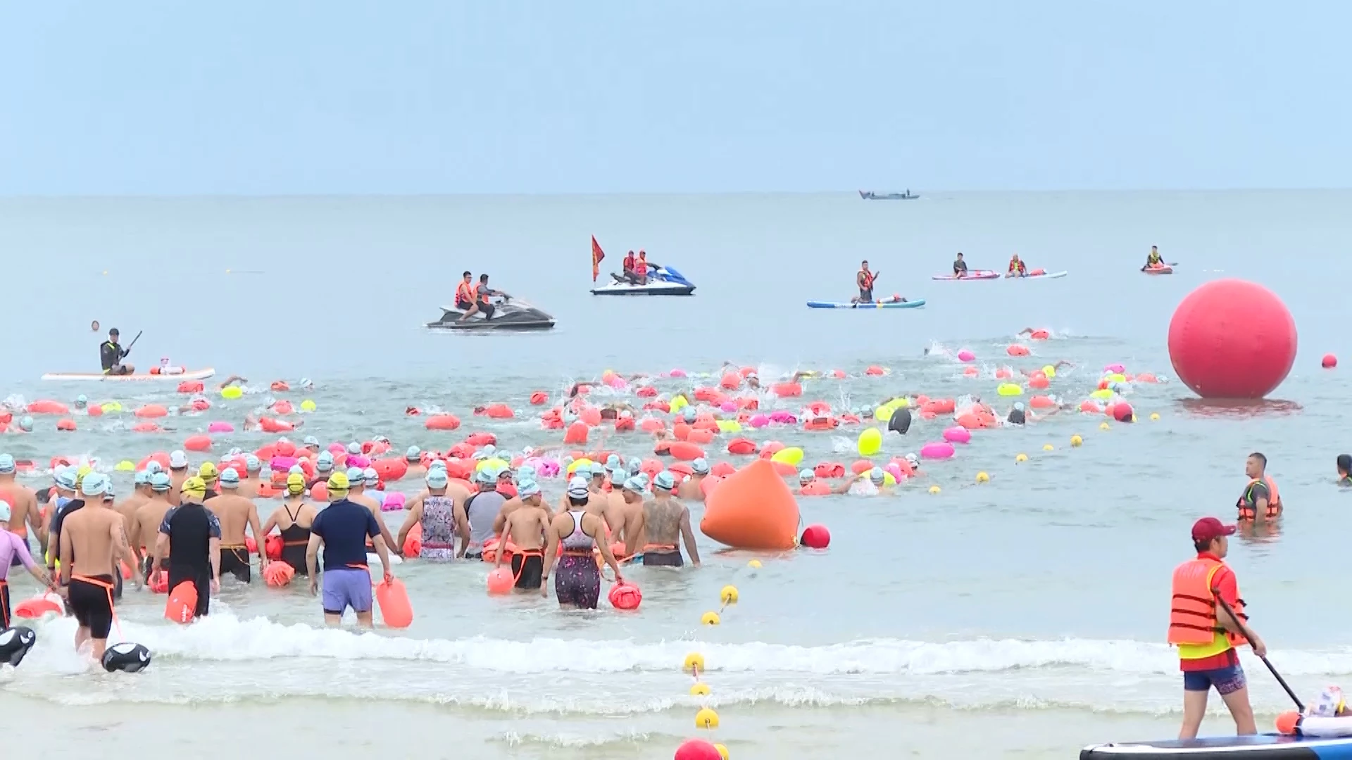 Chặng bơi diễn ra với cự ly 1,5km và 750m - Ảnh: LT