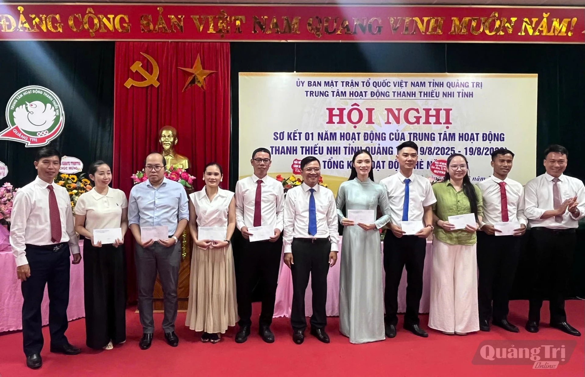 Trao thưởng cho 08 giáo viên, cộng tác viên có thành tích xuất sắc trong công tác giảng dạy và tổ chức các hoạt động ngoại khóa - Ảnh: LO