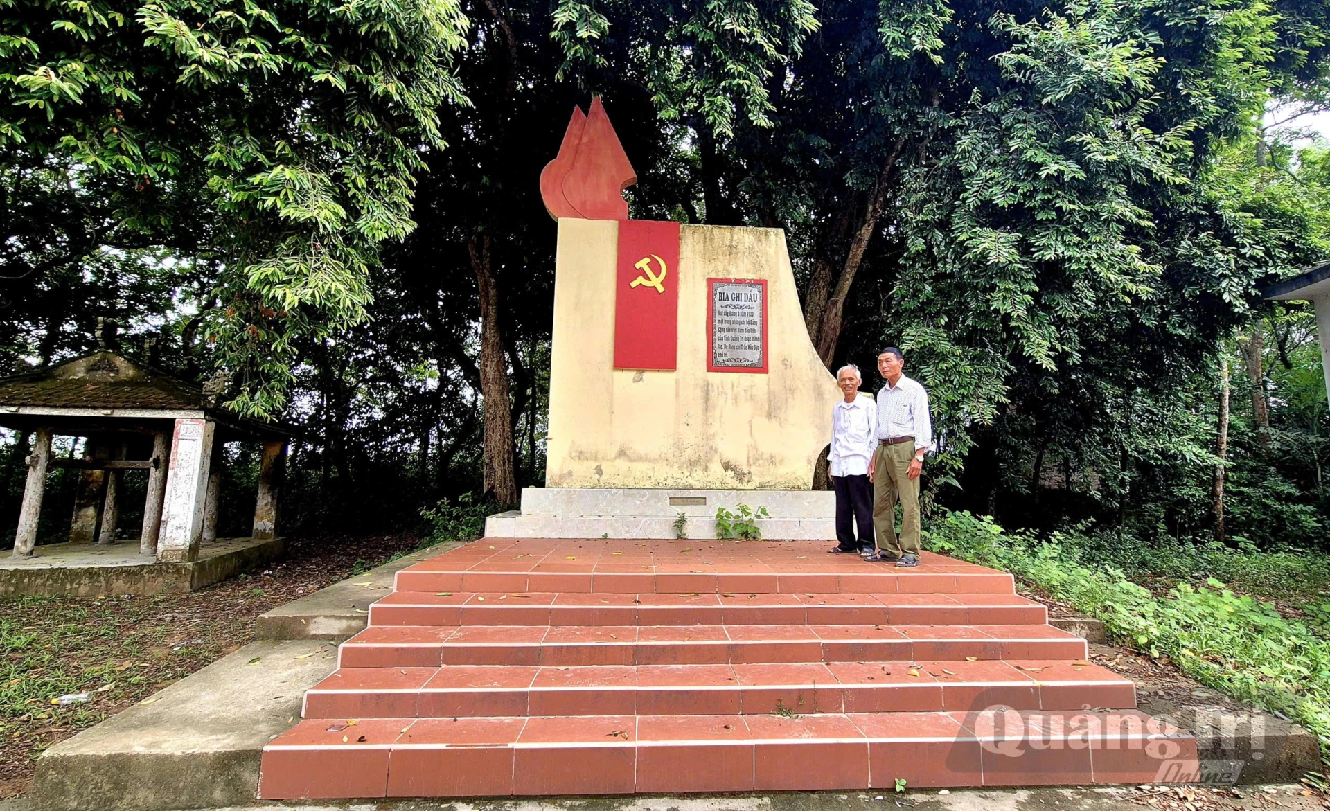 Bia ghi dấu nơi thành lập một trong những Chi bộ Đảng đầu tiên của tỉnh Quảng Trị tại thôn Vệ Nghĩa cũ-công trình do ông Nguyễn Văn Thuận (bên trái) khởi xướng xây dựng - Ảnh: K.S