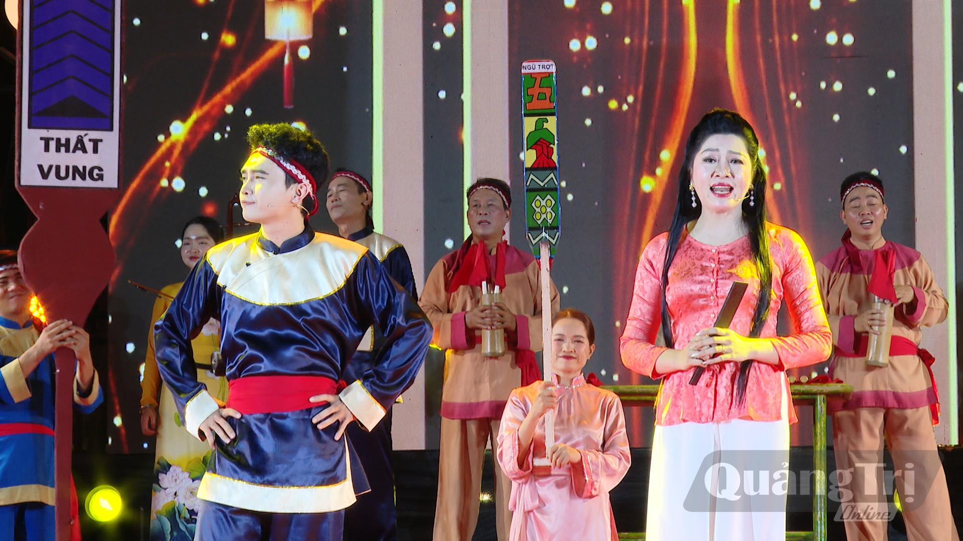 Nghệ thuật bài chòi, Di sản văn hóa phi vật thể đại diện của nhân loại, được biểu diễn tại ngày hội - Ảnh: LT