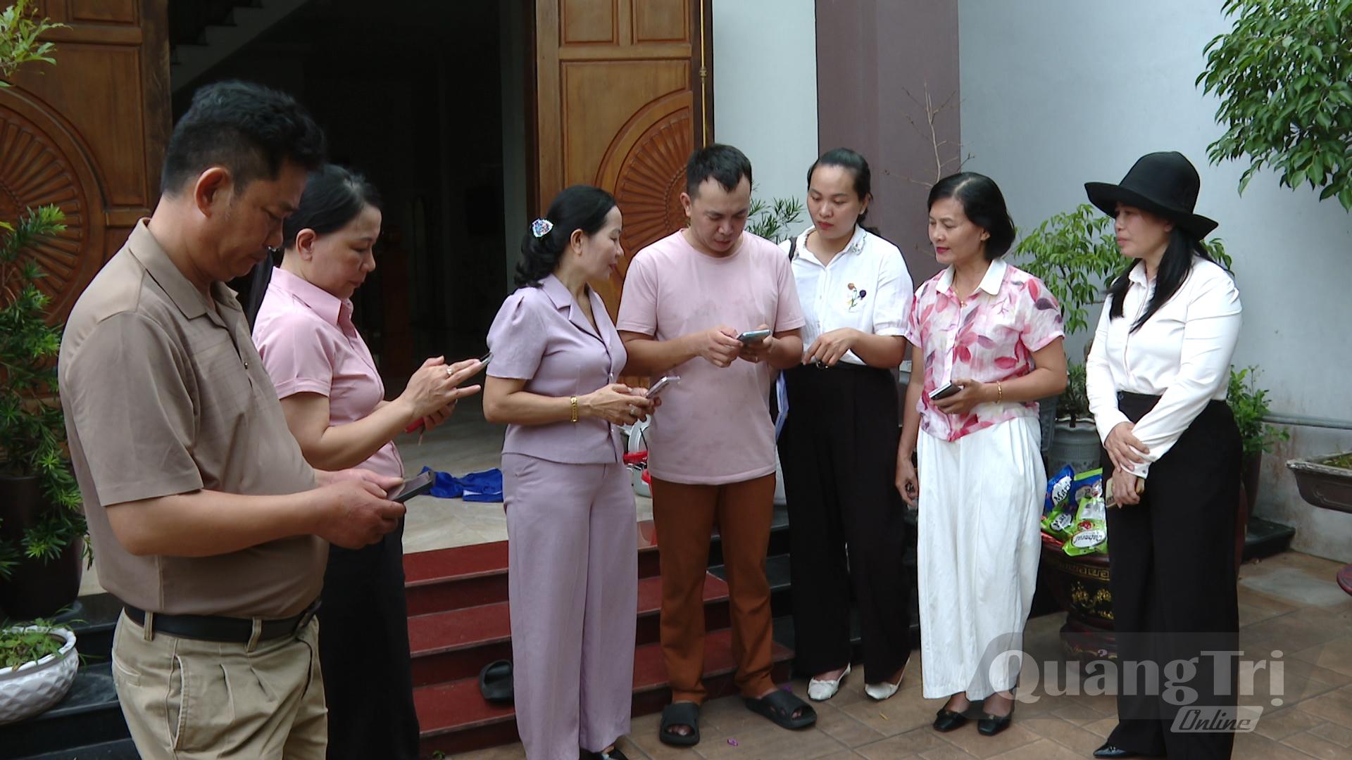 Ban công tác Mặt trận tổ dân phố Mỹ Cương, phường Đồng Sơn hướng dẫn người dân sử dụng các kênh phản ánh ý kiến - Ảnh: K.H