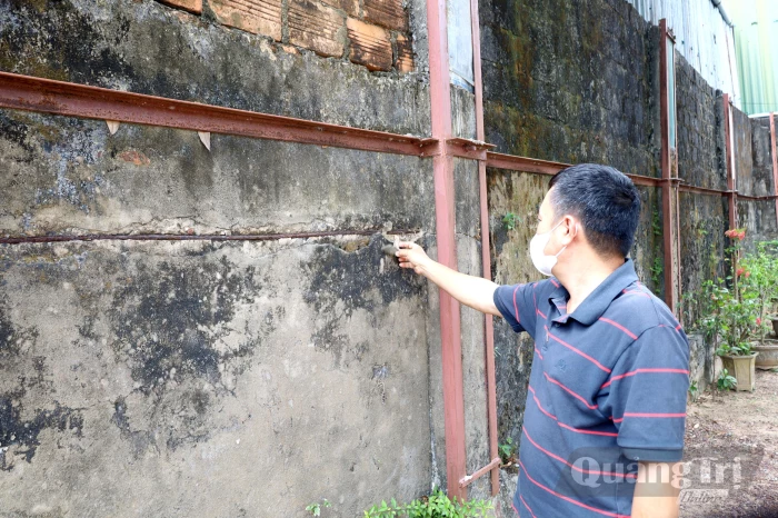 Tường rào xuống cấp, người dân bất an  