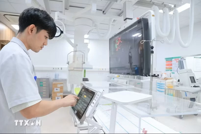 Bác sỹ sử dụng hệ thống được tích hợp các công nghệ trí tuệ nhân tạo (AI), hỗ trợ tái tạo hình ảnh, lập bản đồ mạch máu, giúp xác định chính xác vị trí tổn thương, lựa chọn phương án điều trị tối ưu và nâng cao hiệu quả can thiệp cho người bệnh. (Ảnh: Minh Quyết/TTXVN)