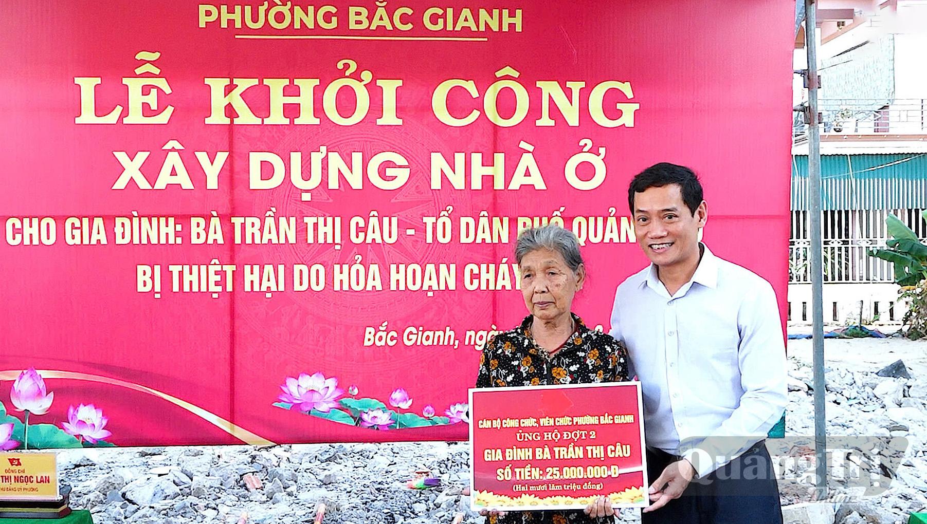 Cán bộ, công chức, viên chức phường Bắc Gianh hỗ trợ gia đình bà Trần Thị Câu - Ảnh: N.M