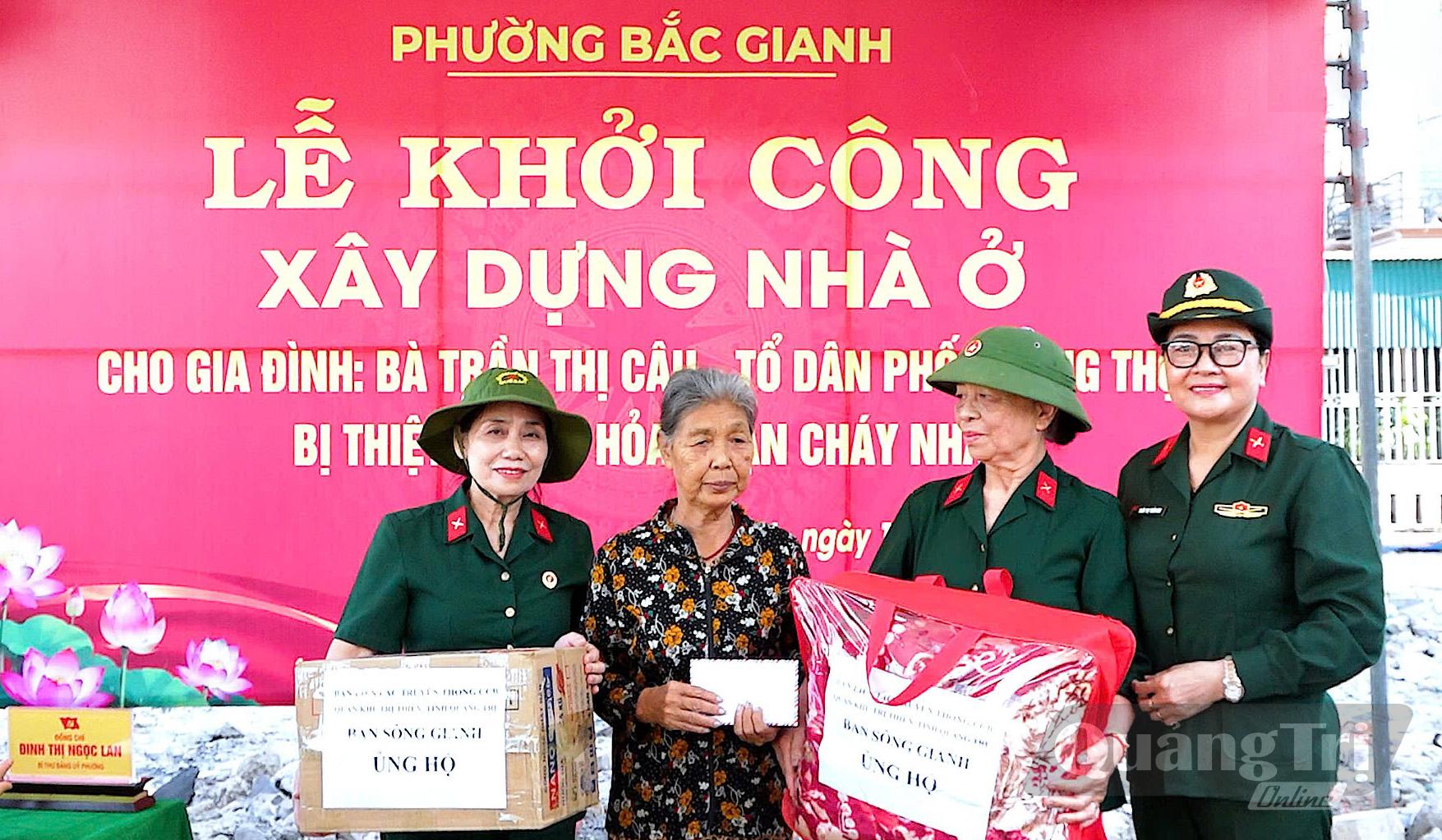 Các tổ chức đoàn thể, đơn vị trao hỗ trợ cho gia đình bà Trần Thị Câu - Ảnh: N.M
