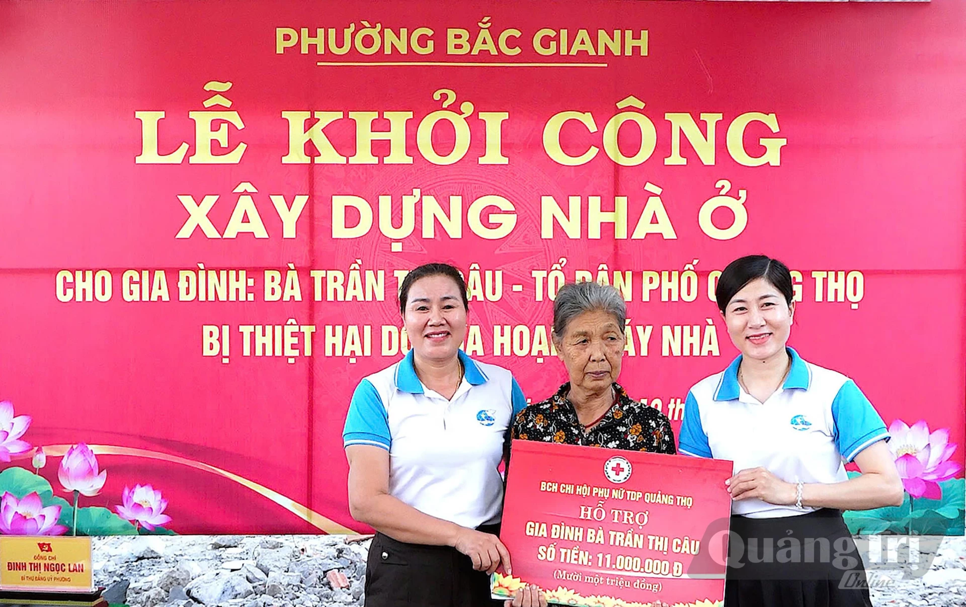 Các tổ chức đoàn thể, đơn vị trao hỗ trợ cho gia đình bà Trần Thị Câu - Ảnh: N.M