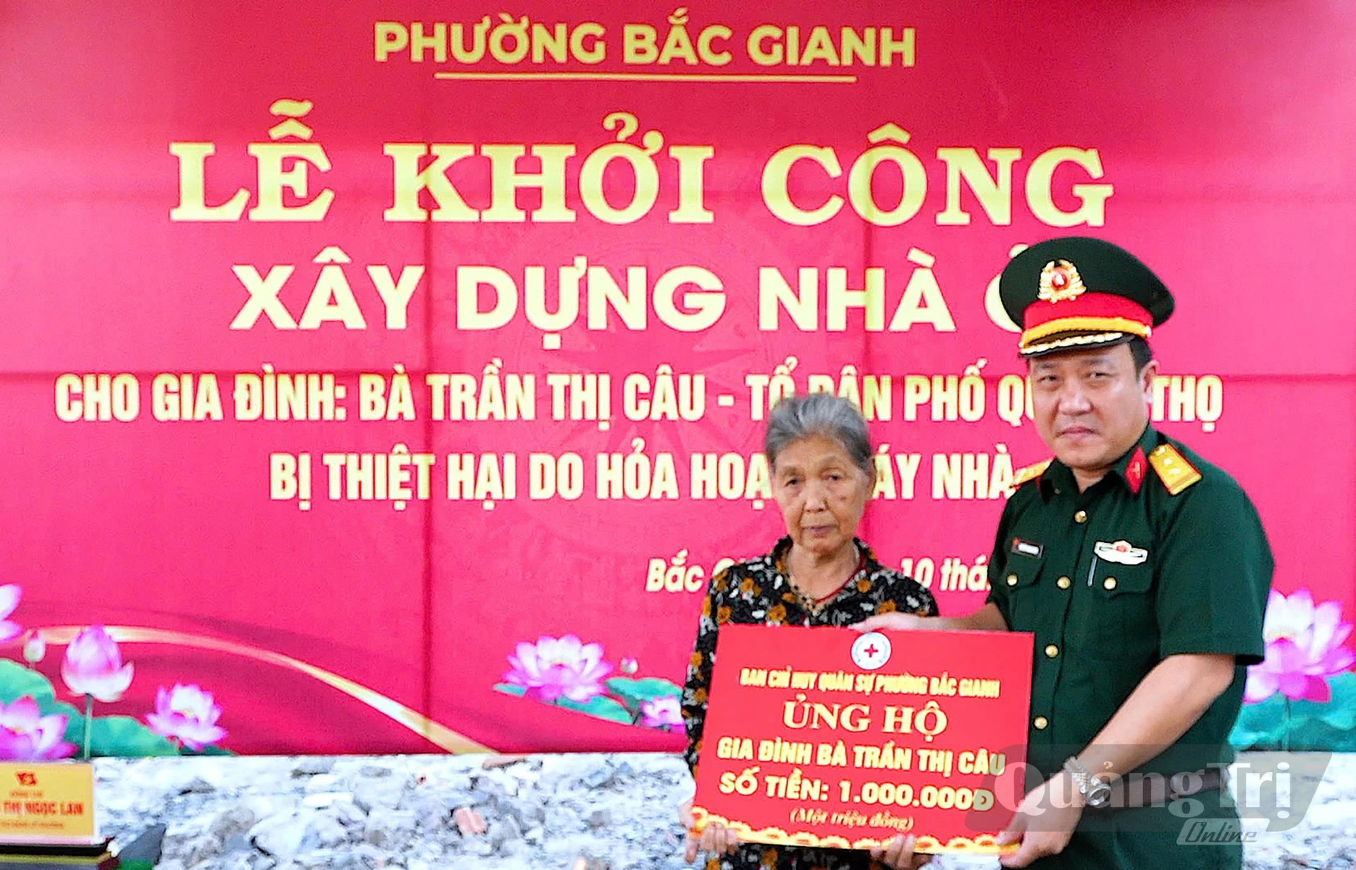 Các tổ chức đoàn thể, đơn vị trao hỗ trợ cho gia đình bà Trần Thị Câu - Ảnh: N.M