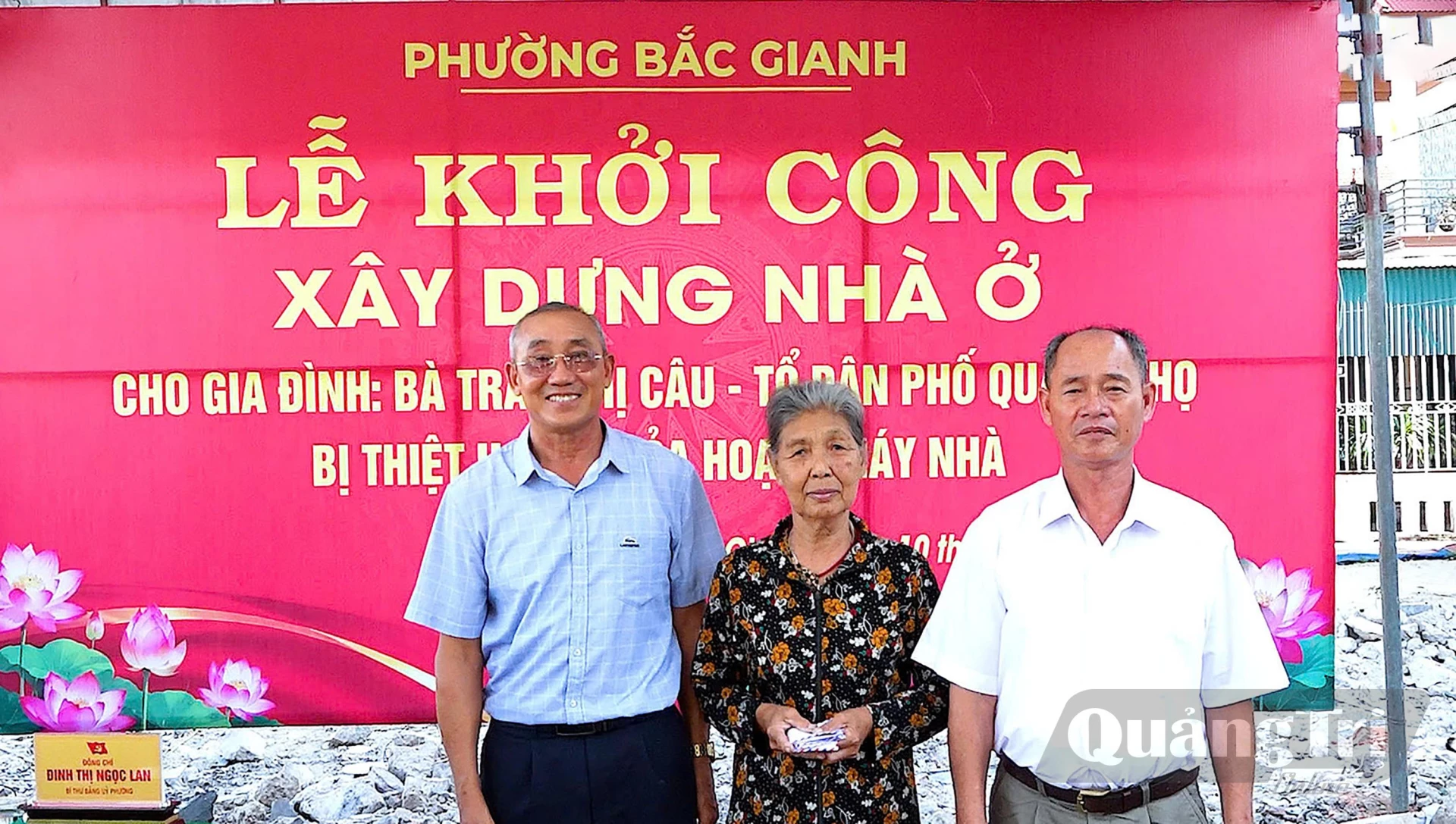 Các tổ chức đoàn thể, đơn vị trao hỗ trợ cho gia đình bà Trần Thị Câu - Ảnh: N.M