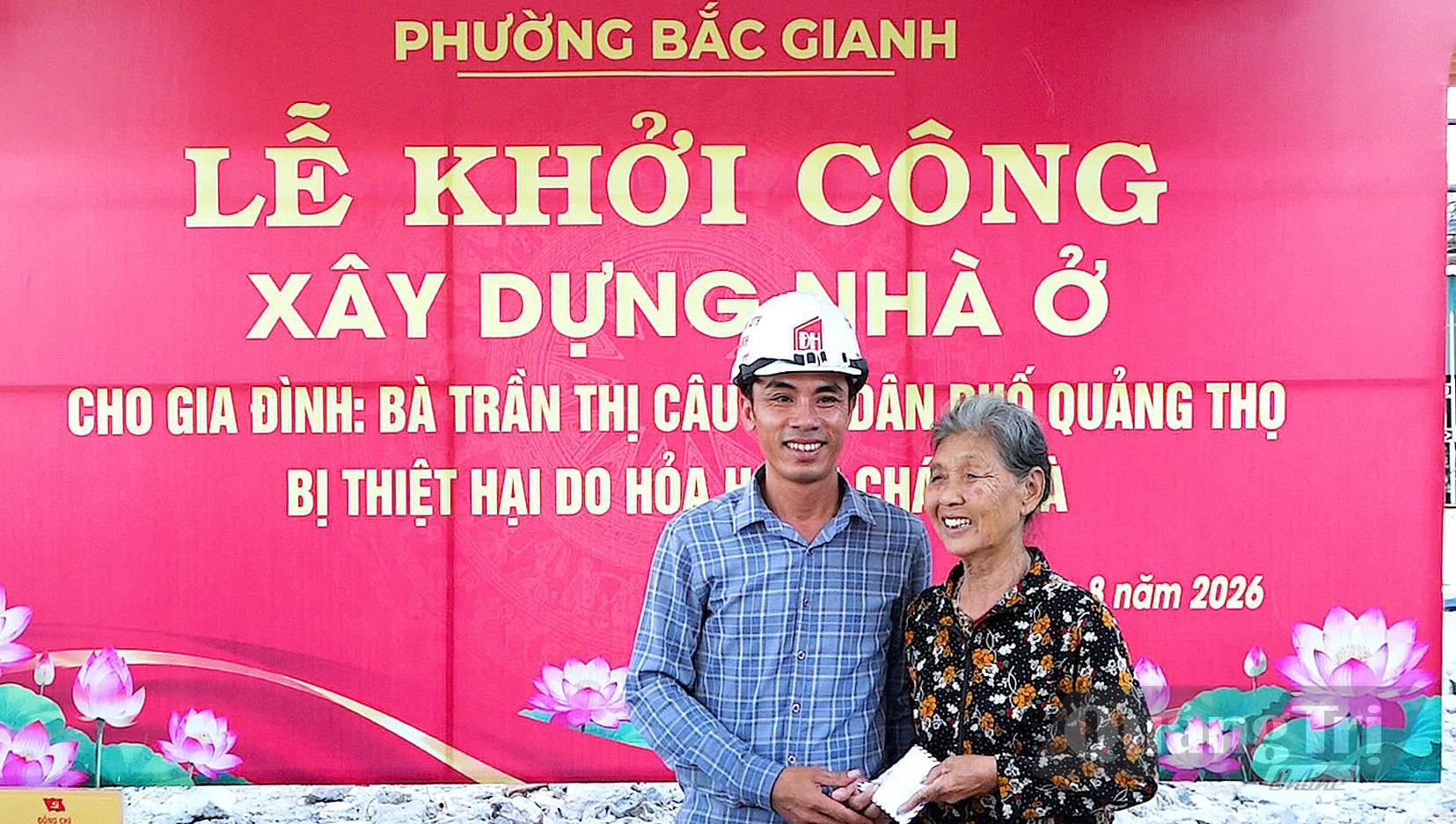 Các tổ chức đoàn thể, đơn vị trao hỗ trợ cho gia đình bà Trần Thị Câu - Ảnh: N.M