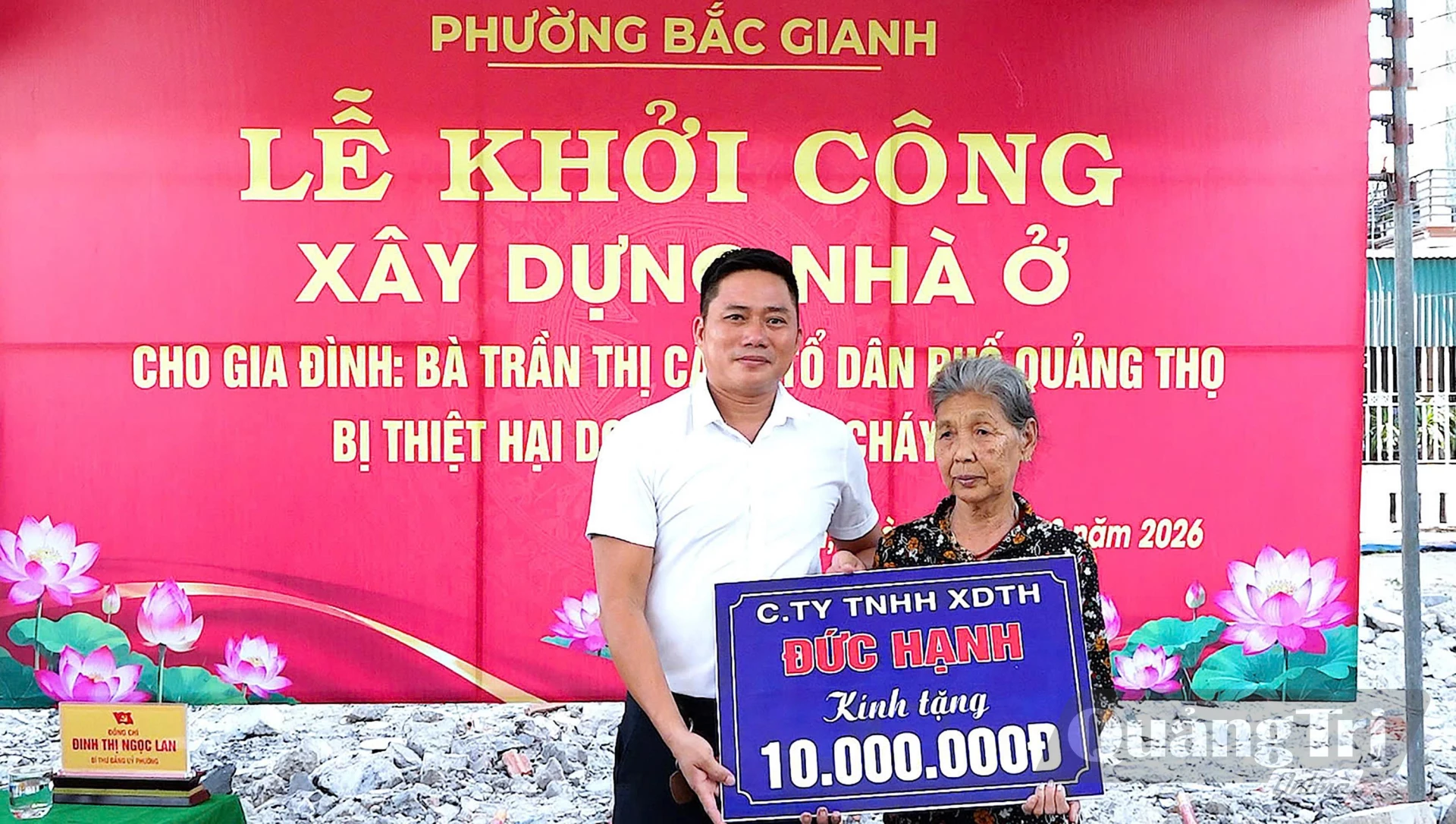 Công ty TNHH tổng hợp Đức Hạnh hỗ trợ gia đình bà Trần Thị Câu - Ảnh: N.M