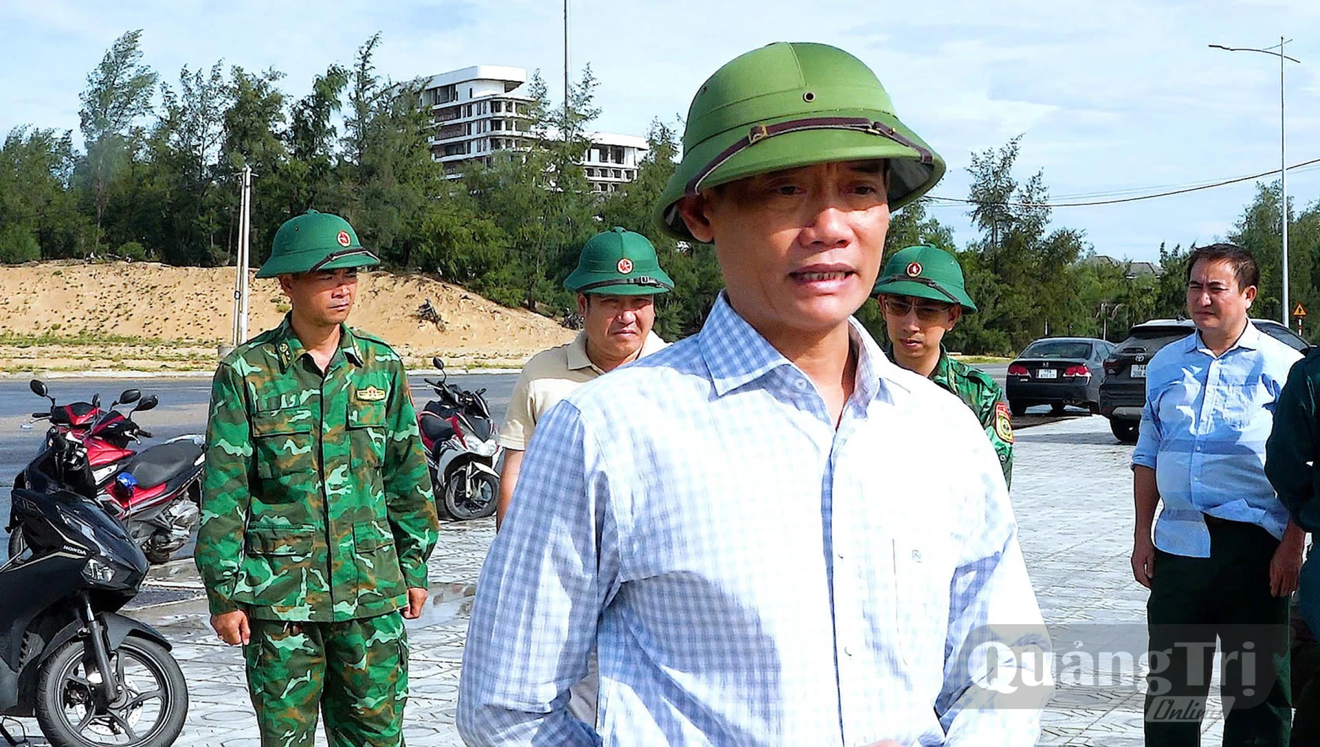 Lãnh đạo phường Bắc Gianh kiểm tra hiện trường, chỉ đạo xử lý hoạt động khai thác cát, sạn trái phép - Ảnh: N.M