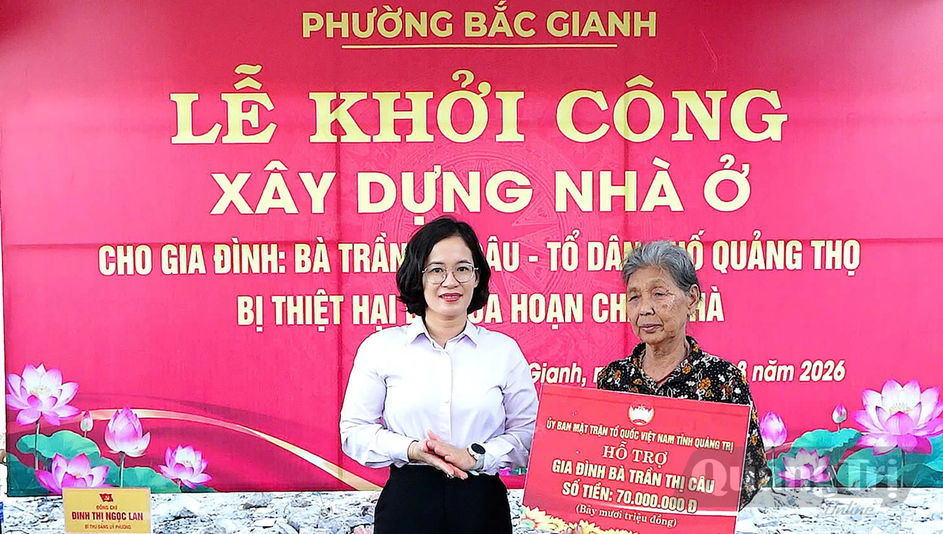 Thừa ủy quyền của Ủy bam MTTQ Việt Nam tỉnh, lãnh đạo phường Bắc Gianh trao kinh phí xây nhà cho bà Trần Thị Câu - Ảnh: N.M