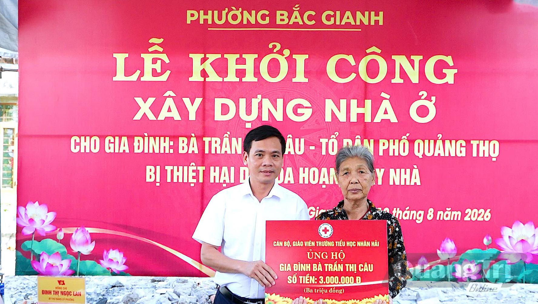 Các tổ chức đoàn thể, đơn vị trao hỗ trợ cho gia đình bà Trần Thị Câu - Ảnh: N.M