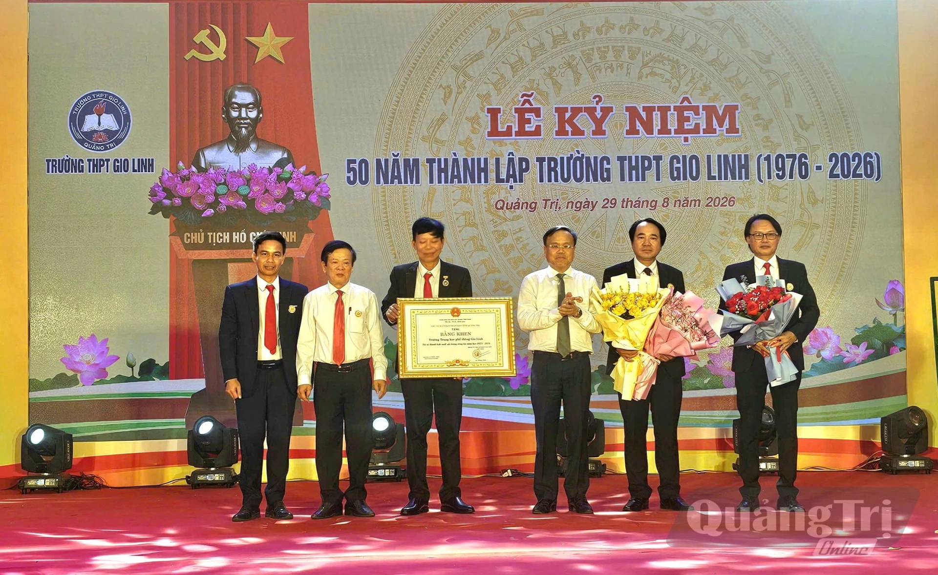 Đồng chí Lê Đức Tiến, Phó Chủ tịch UBND tỉnh trao bằng khen của Chủ tịch UBND tỉnh cho Trường THPT Gio Linh - Ảnh: P.K
