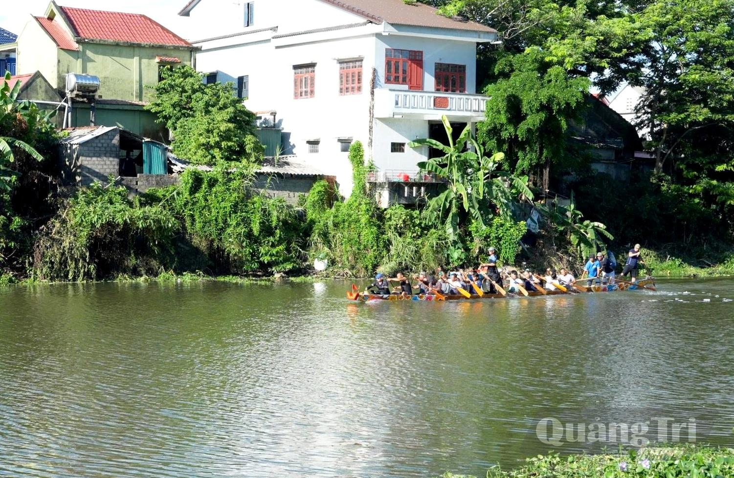 Các đội bơi tích cực tập luyện, sẵn sàng tham gia giải bơi thuyền truyền thống trên sông Cẩm Lý - Ảnh: L.C