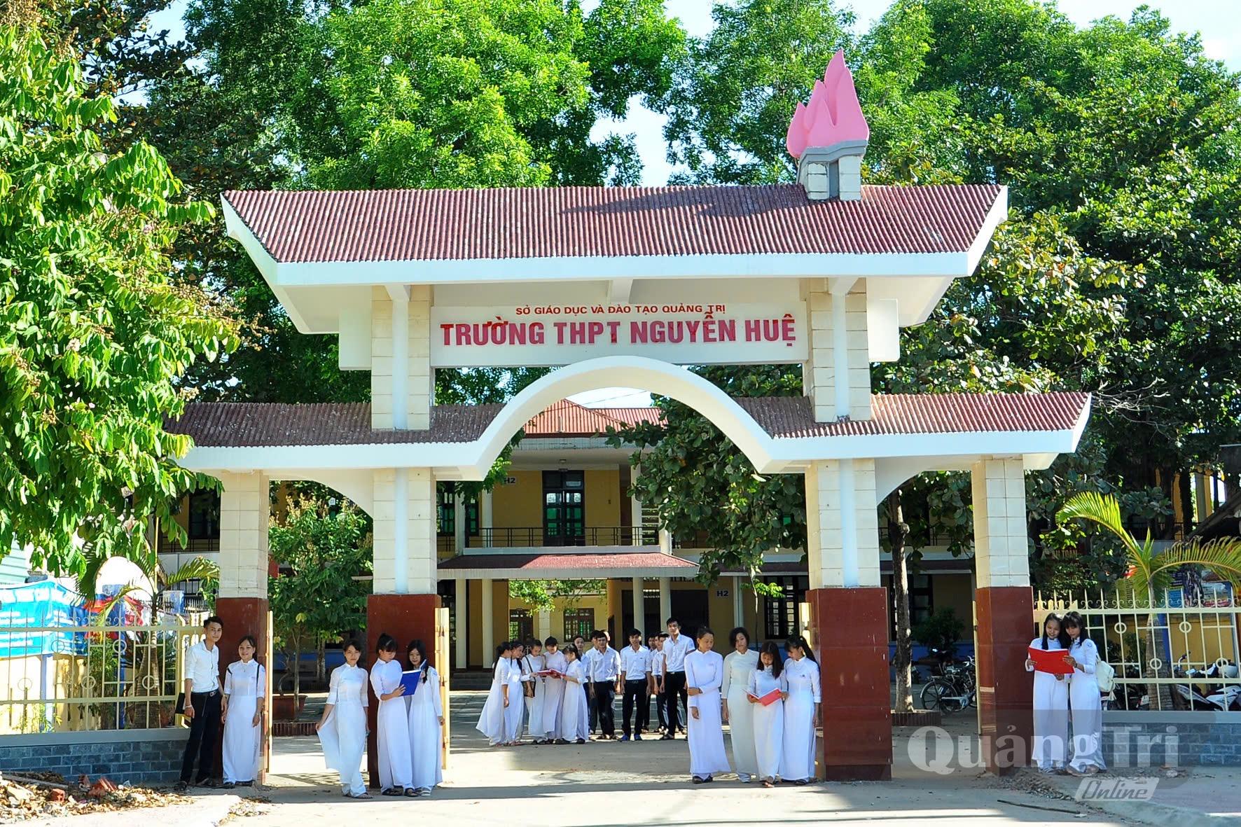 Trường THPT Nguyễn Huệ những năm đầu mới chuyển sang trường công lập