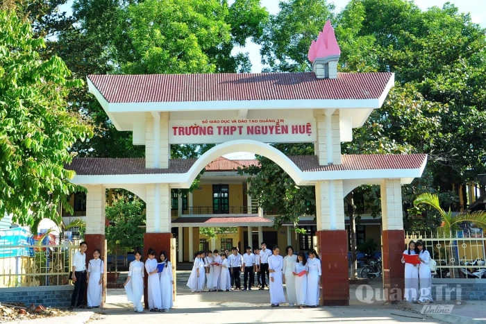 Trường THPT Nguyễn Huệ-mốc son ba thập kỷ