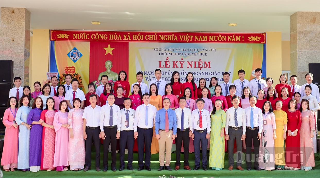 Hội đồng sư phạm nhà trường chụp ảnh lưu niệm cùng với lãnh đạo tỉnh nhân dịp khai giảng năm học 2025 – 2026
