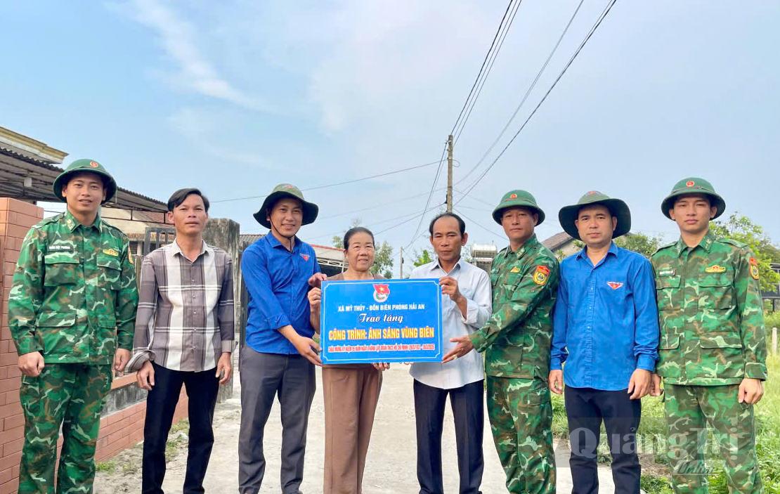 Xây dựng công trình “Ánh sáng vùng biên” tại địa bàn đóng quân - Ảnh: T.L