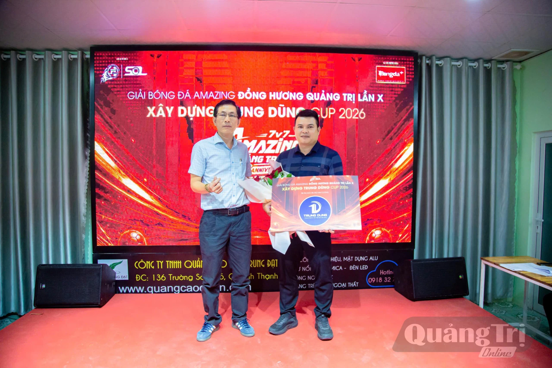 Ban Tổ chức tặng hoa tri ân cho nhà tài trợ - Ảnh: P.V