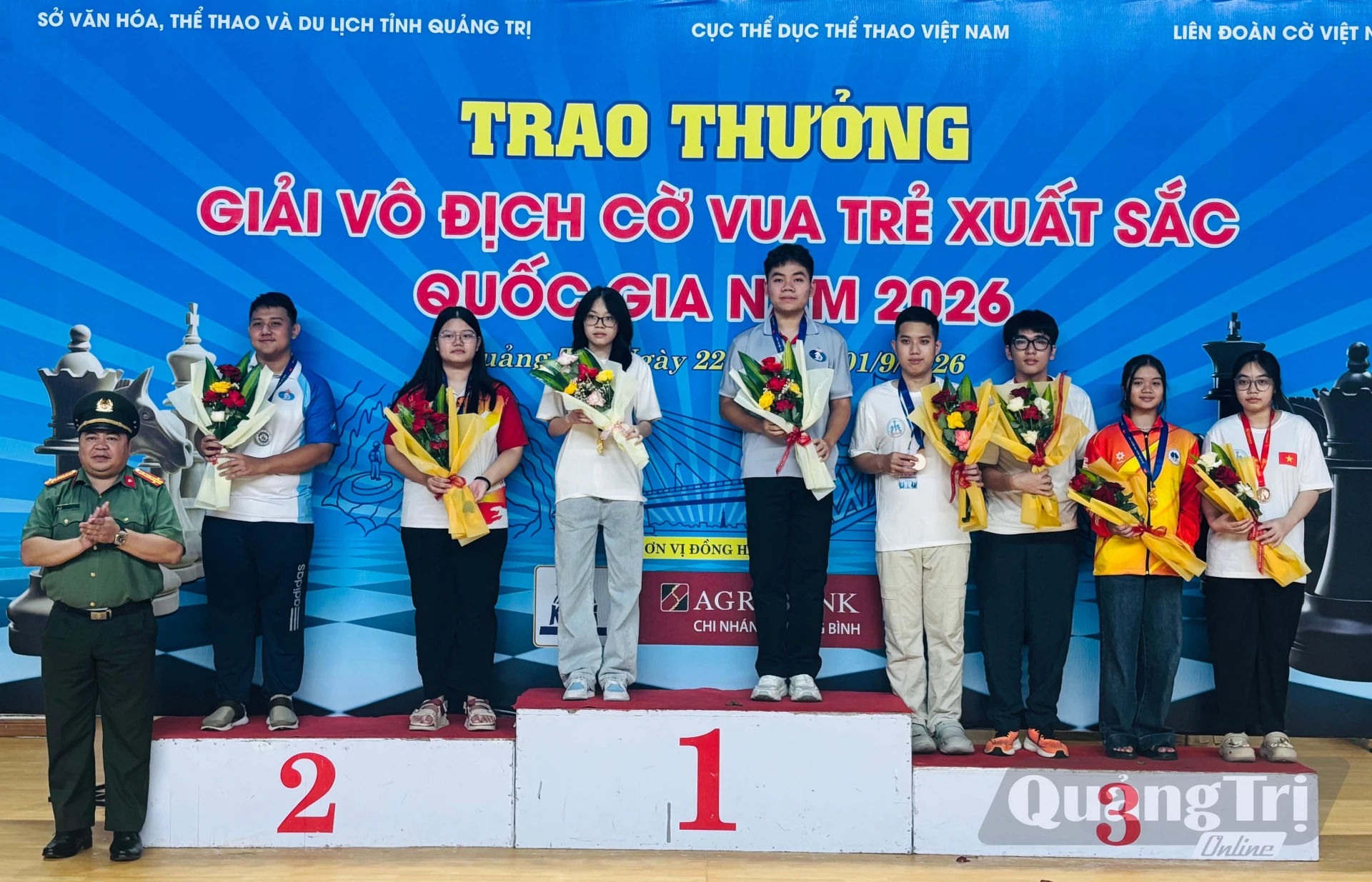 Các kỷ thủ đạt thành tích cao ở nhóm tuổi 20 nhận huy chương - Ảnh: K.H