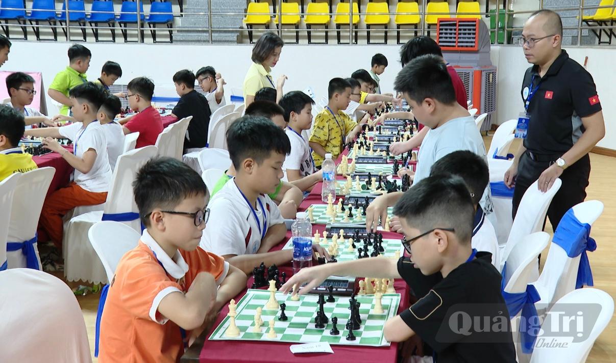 Các kỳ thủ trẻ tranh tài ở các nội dung cờ nhanh, cờ chớp và cờ siêu chớp - Ảnh: K.H