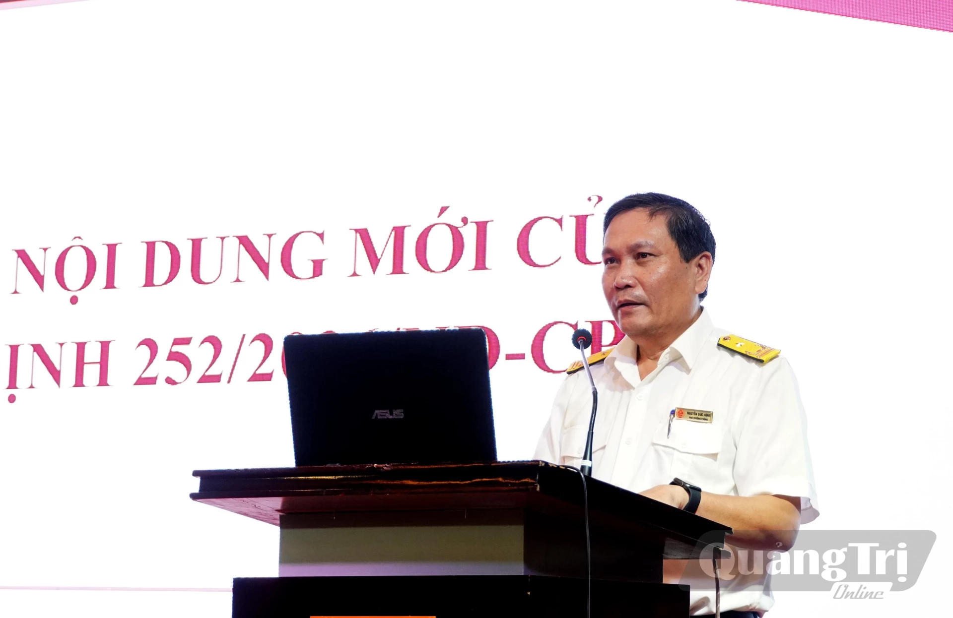 Đại diện lãnh đạo Phòng Nghiệp vụ dự toán, pháp chế Thuế tỉnh Quảng Trị phổ biến các nội dung liên quan - Ảnh: H.Tr