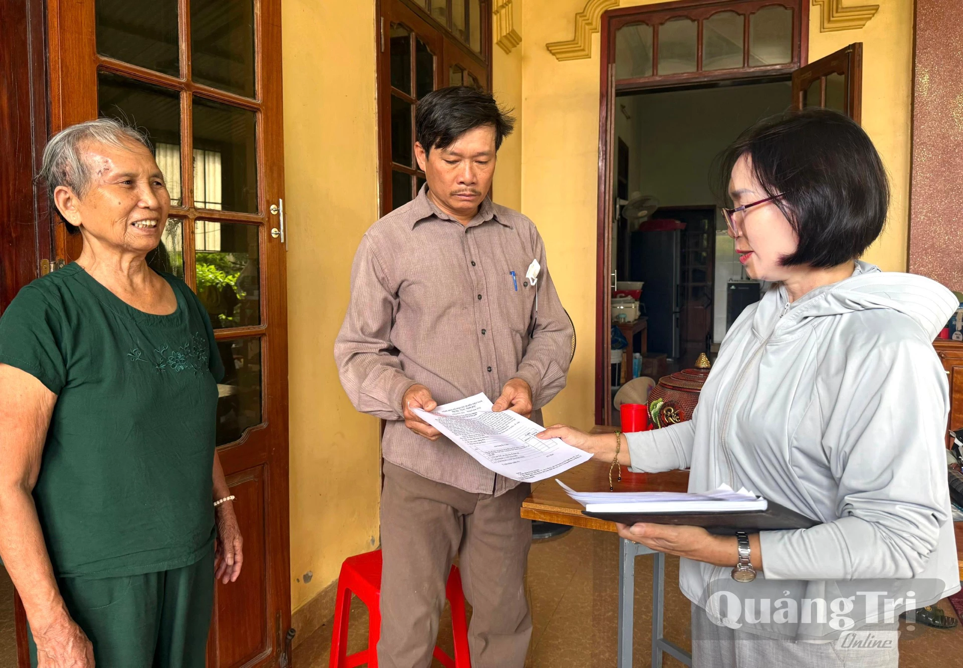 Cán bộ các tổ dân phố thường xuyên gặp gỡ trao đổi để hiểu thêm tâm tư, nguyện vọng của người dân - Ảnh: H.Tr