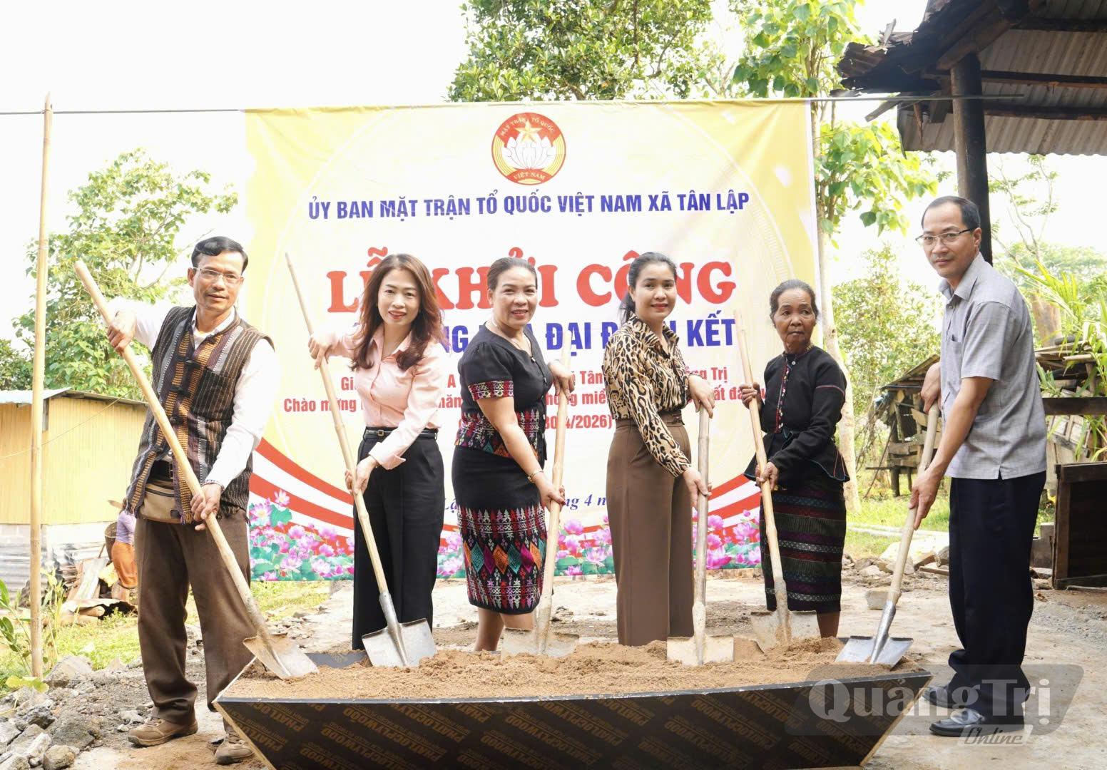 Lãnh đạo xã Tân Lập cùng đại diện Mặt trận và các đoàn thể khởi công xây dựng nhà Đại đoàn kết cho người dân - Ảnh: K.S