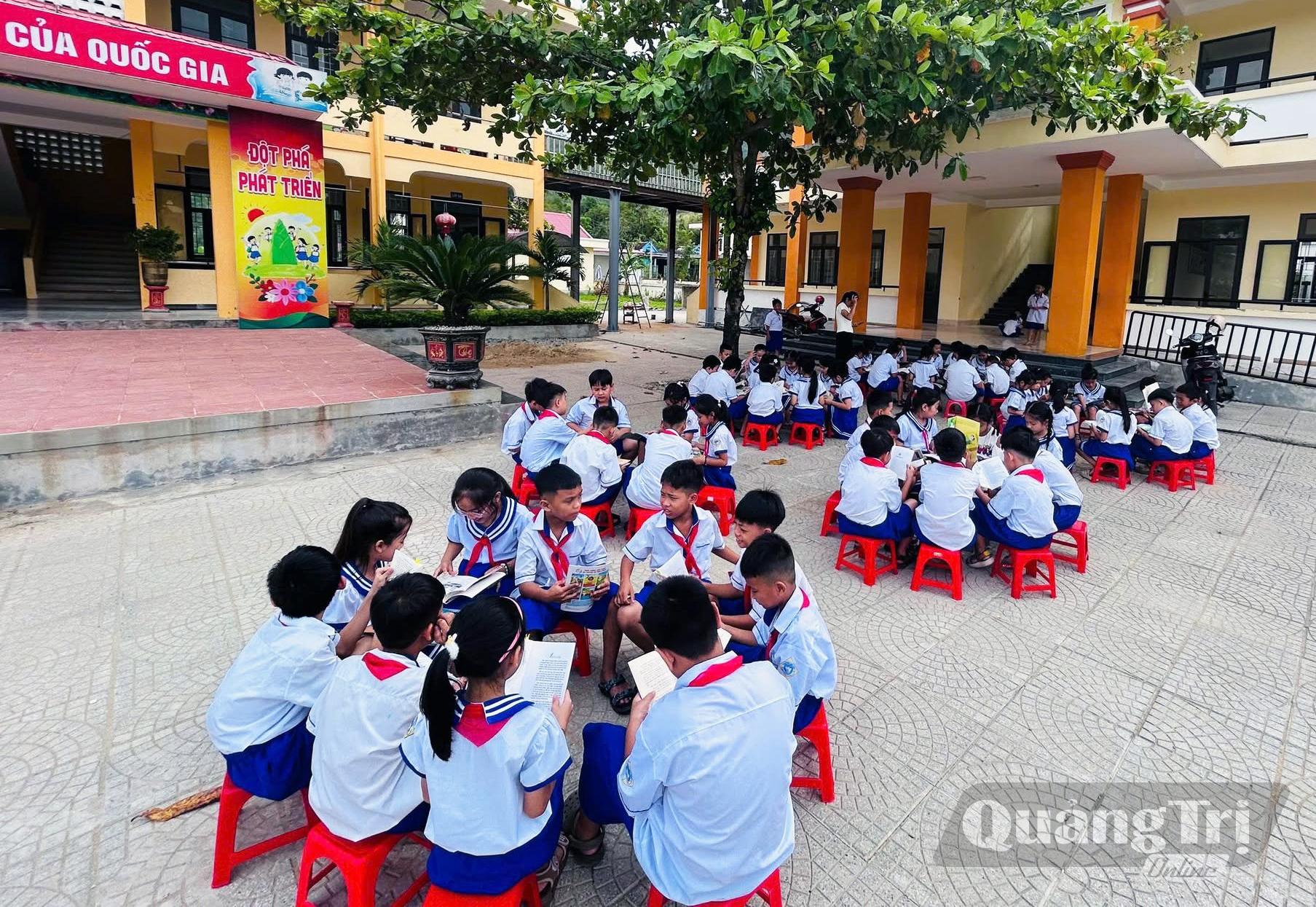 Hoạt động đọc sách ngoài trời tại Trường tiểu học Cảnh Hóa, xã Tân Gianh - Ảnh: P.V