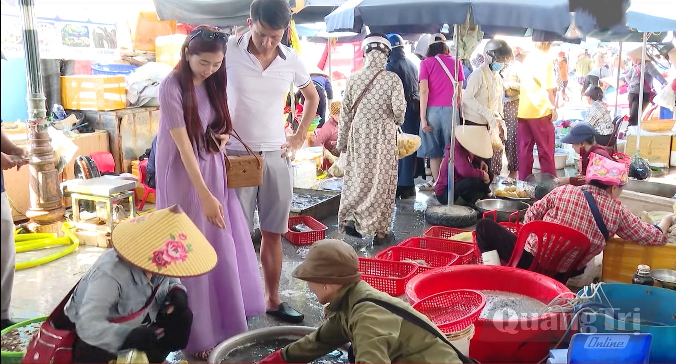 Chị Đặng Tuyết Nhung, du khách đến từ Hà Nội tìm mua hải sản làm quà cho gia đình - Ảnh: L.T
