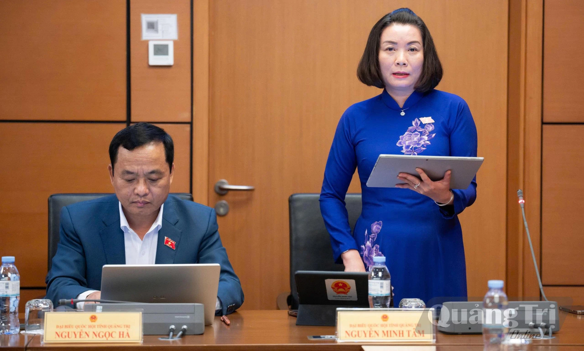 Đồng chí Nguyễn Minh Tâm, Phó Trưởng đoàn ĐBQH tỉnh thảo luận tại tổ - Ảnh: N.M