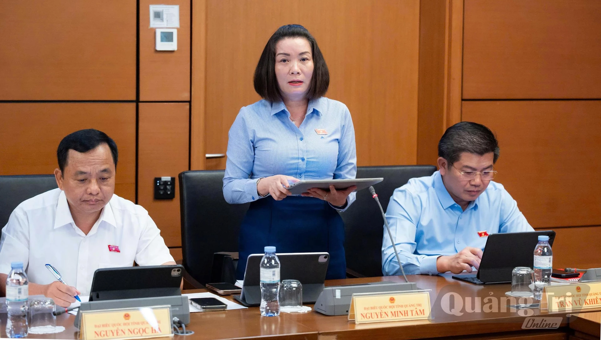 Đồng chí Nguyễn Minh Tâm, Phó Trưởng đoàn chuyên trách Đoàn ĐBQH tỉnh thảo luận tại tổ - Ảnh: CTV