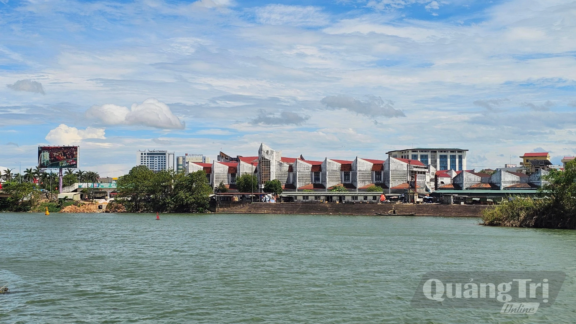 Chợ Đông Hà như những con thuyền neo đậu bên dòng sông Hiếu - Ảnh: N.T.H