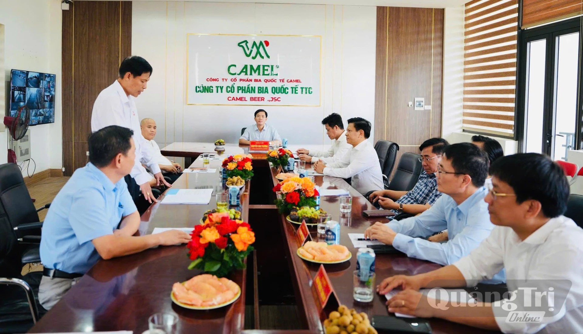 Đại diện Nhà máy Bia Quốc tế TTC báo cáo tình hình sản xuất, kinh doanh và đề xuất các kiến nghị với đoàn công tác - Ảnh: Mỹ Nhị 