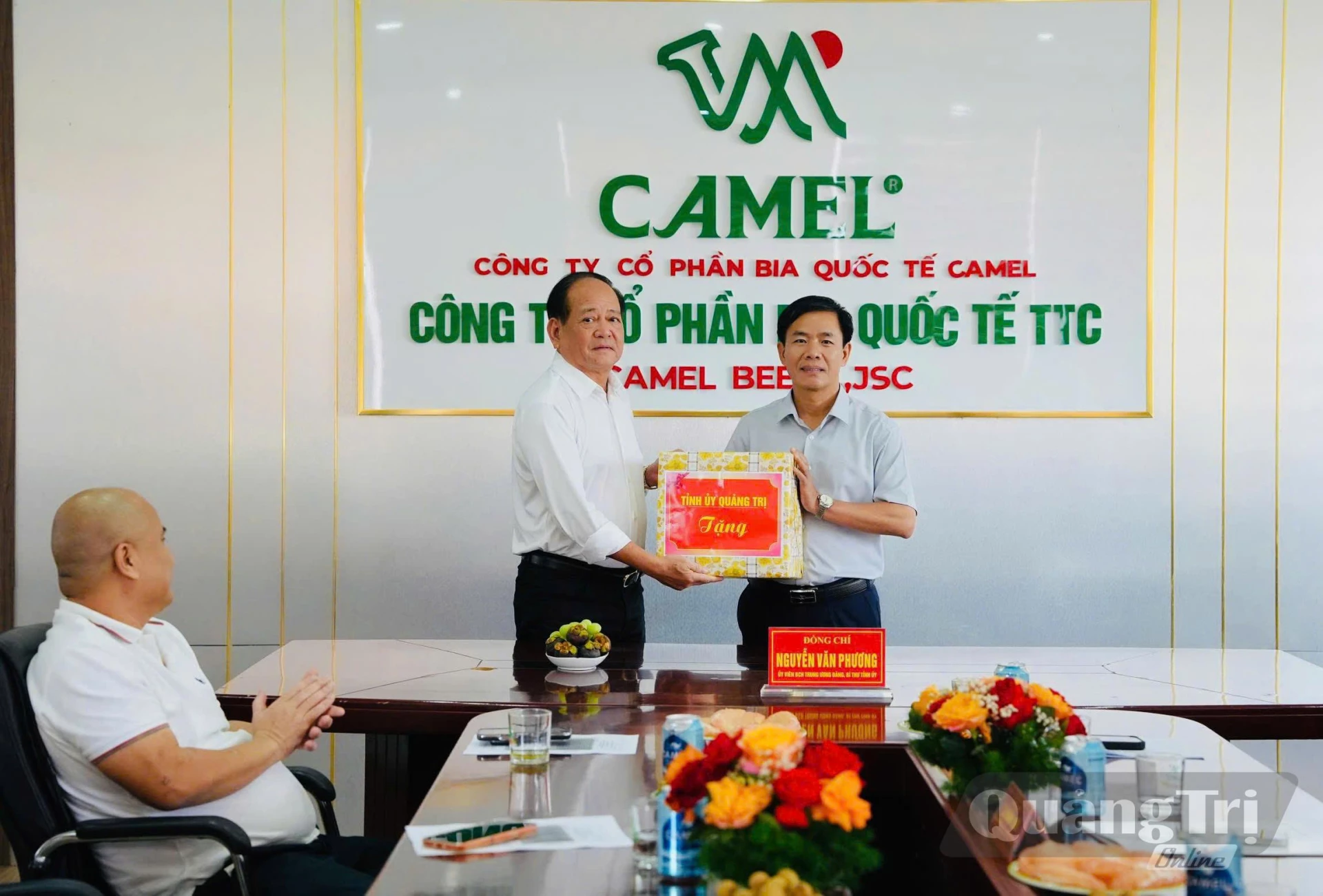 Bí thư Tỉnh ủy Nguyễn Văn Phương tặng quà cho đại diện lãnh đạo Công ty Cổ phần Bia Quốc tế TTC - Ảnh: Mỹ Nhị