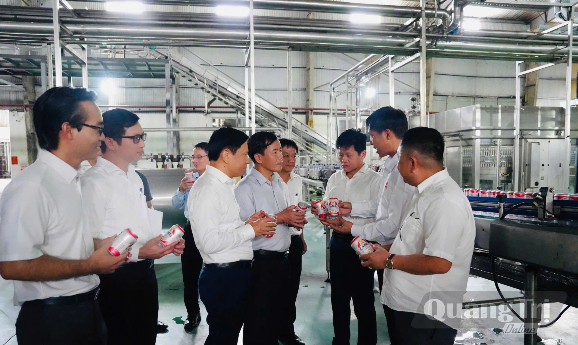 Bí thư Tỉnh ủy Nguyễn Văn Phương cùng đoàn công tác tham quan dây chuyền sản xuất và kiểm tra sản phẩm tại Nhà máy Bia Quốc tế TTC - Ảnh: Mỹ Nhị