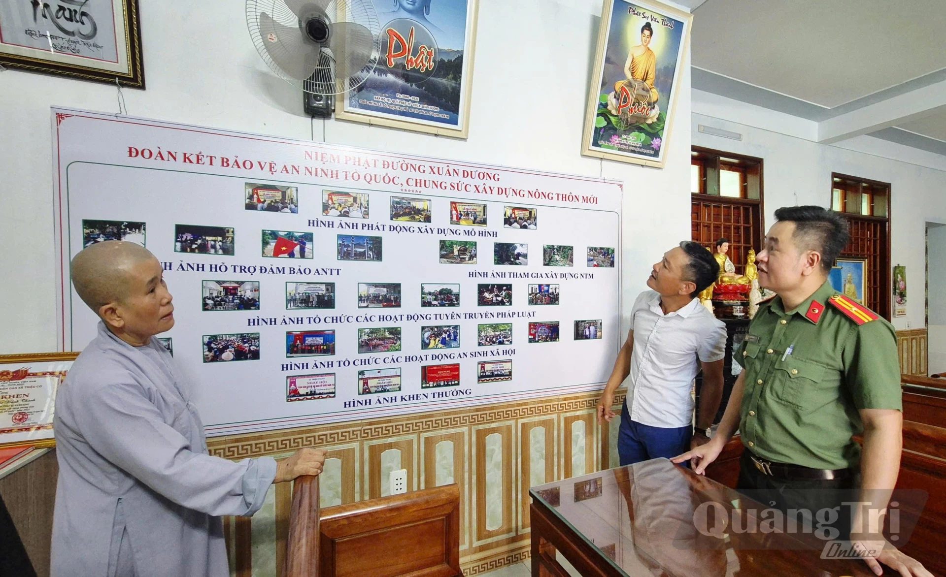 Đại diện Công an xã Triệu Cơ trao đổi cùng Ni sư Thích nữ Hạnh Thành, Trụ trì chùa Xuân Dương về hiệu quả hoạt động của mô hình tự quản bảo vệ an ninh Tổ quốc - Ảnh: K.S