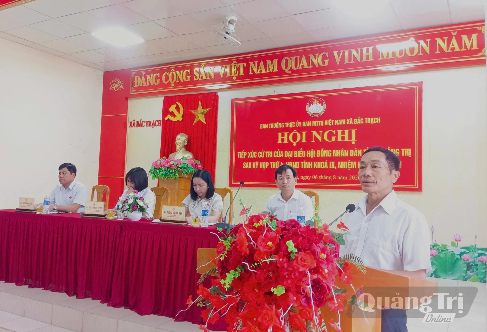 Cử tri xã Bắc Trạch nêu ý kiến, kiến nghị tại buổi tiếp xúc cử tri - Ảnh: K.H