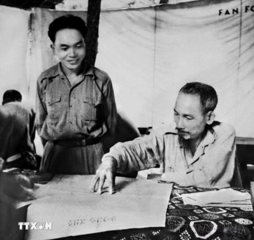 Chủ tịch Hồ Chí Minh và Đại tướng, Tổng tư lệnh Võ Nguyên Giáp bàn kế hoạch tấn công căn cứ Đông Khê, mở màn Chiến dịch biên giới (năm 1950). (Ảnh: Tư liệu TTXVN)