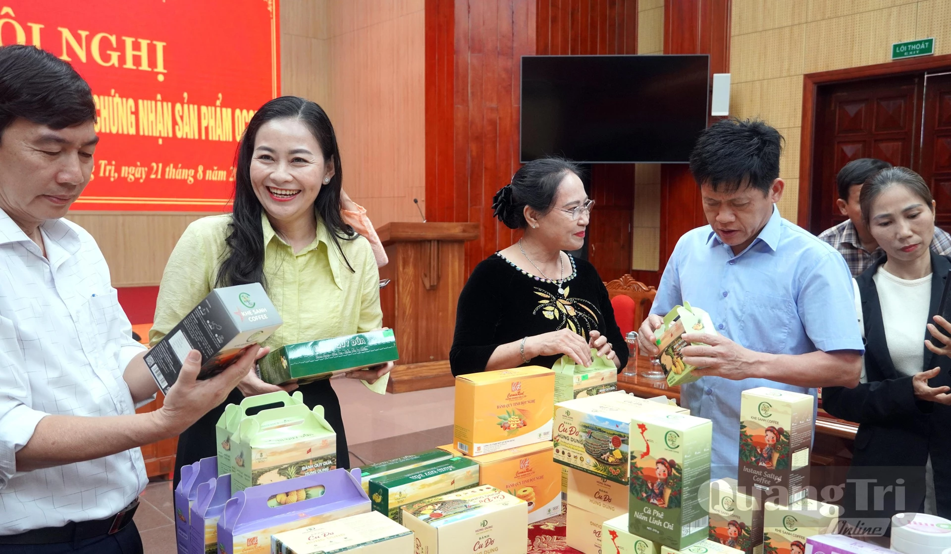 Đồng chí Lê Văn Bảo, Ủy viên Ban Thường vụ Tỉnh ủy, Phó Chủ tịch UBND tỉnh và các đại biểu tham quan các sản phẩm “đặc sản” địa phương - Ảnh: H.Tr