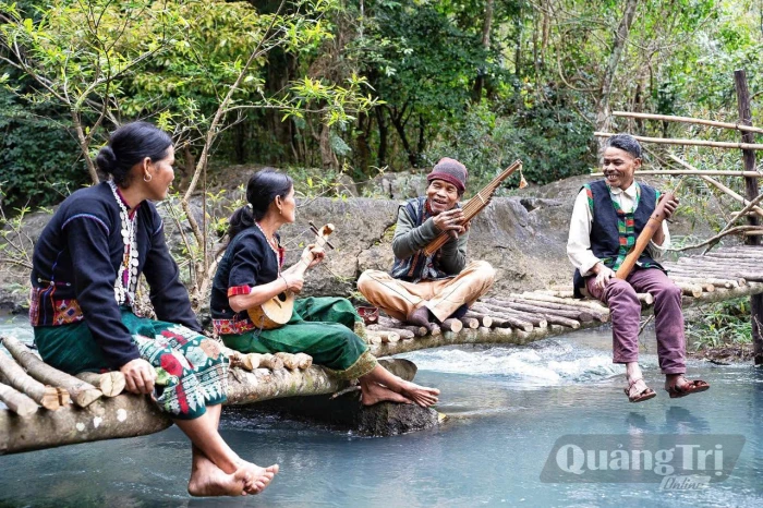 Những 'cây đại thụ' văn hóa bên dòng Sê Băng Hiêng