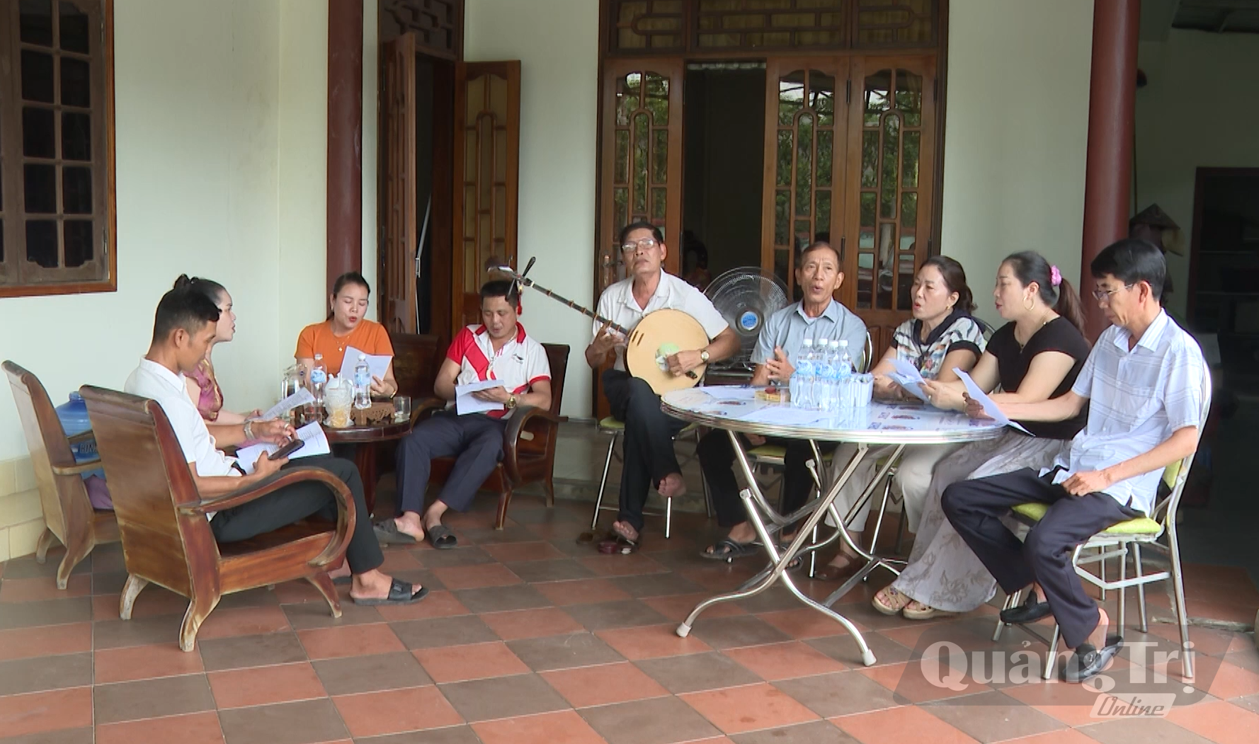 Các thành viên câu lạc bộ tập luyện bài hát mới - Ảnh: H.Đ