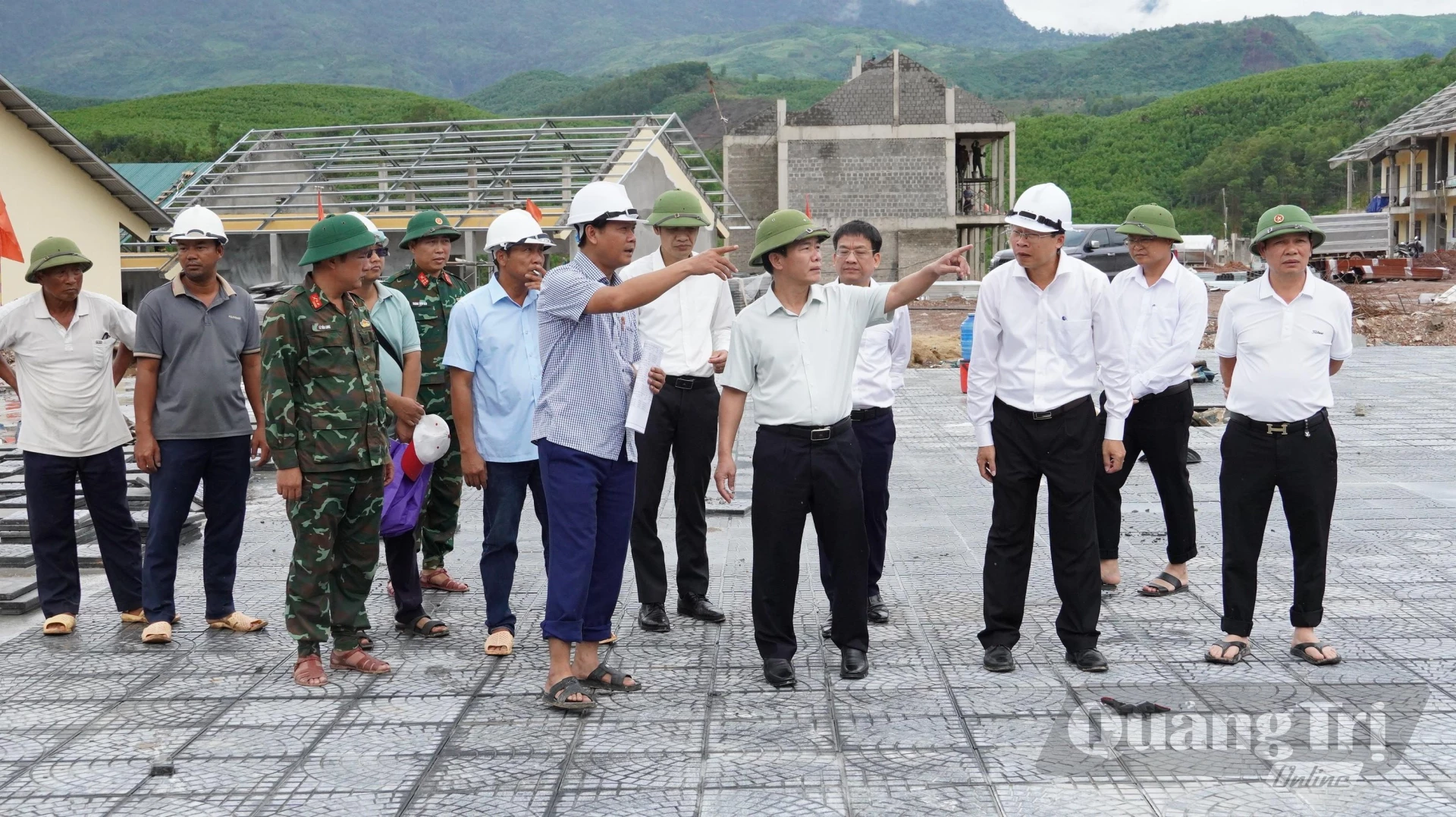Đồng chí Nguyễn Văn Phương, Bí thư Tỉnh ủy kiểm tra tiến độ thi công Trường nội trú Tiểu học và Trung học cơ sở Dân Hóa - Ảnh: Q.V