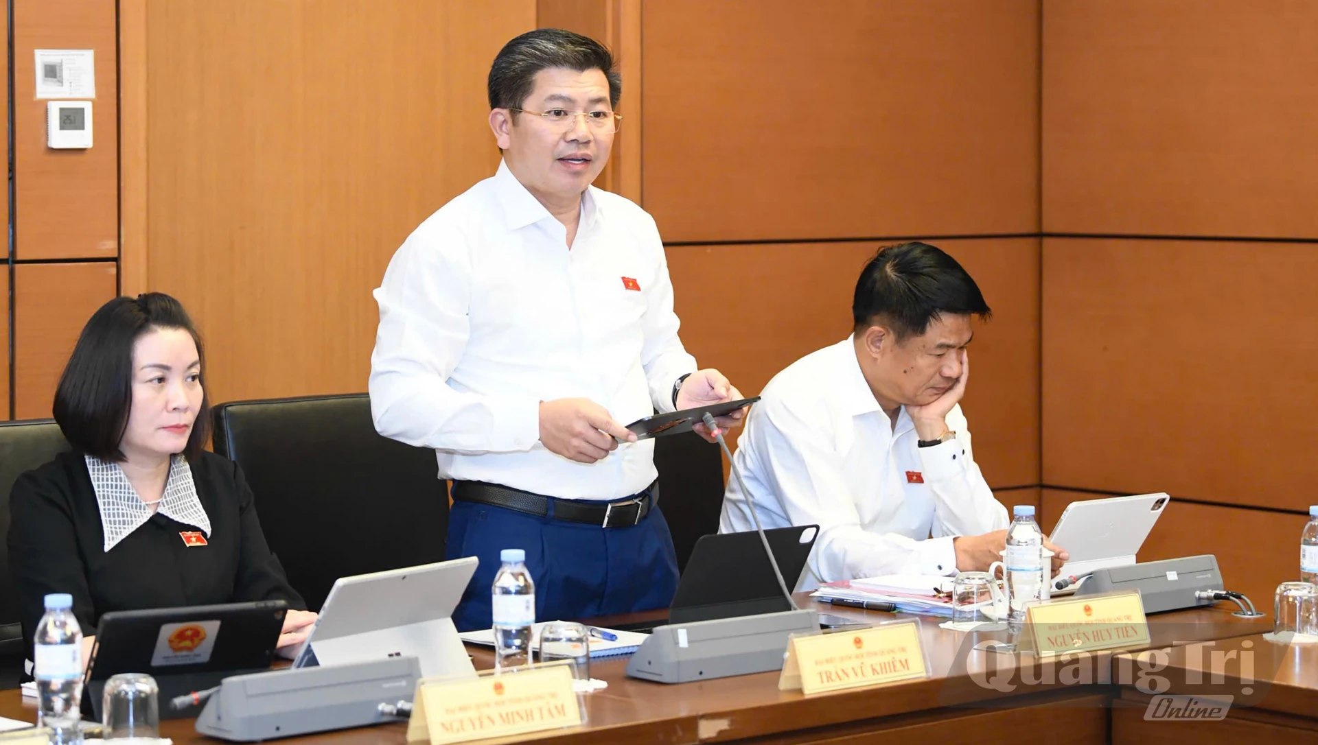 Đồng chí Trần Vũ Khiêm, Phó Bí thư Thường trực Tỉnh ủy, Trưởng đoàn ĐBQH tỉnh thảo luận tại phiên họp - Ảnh: CTV